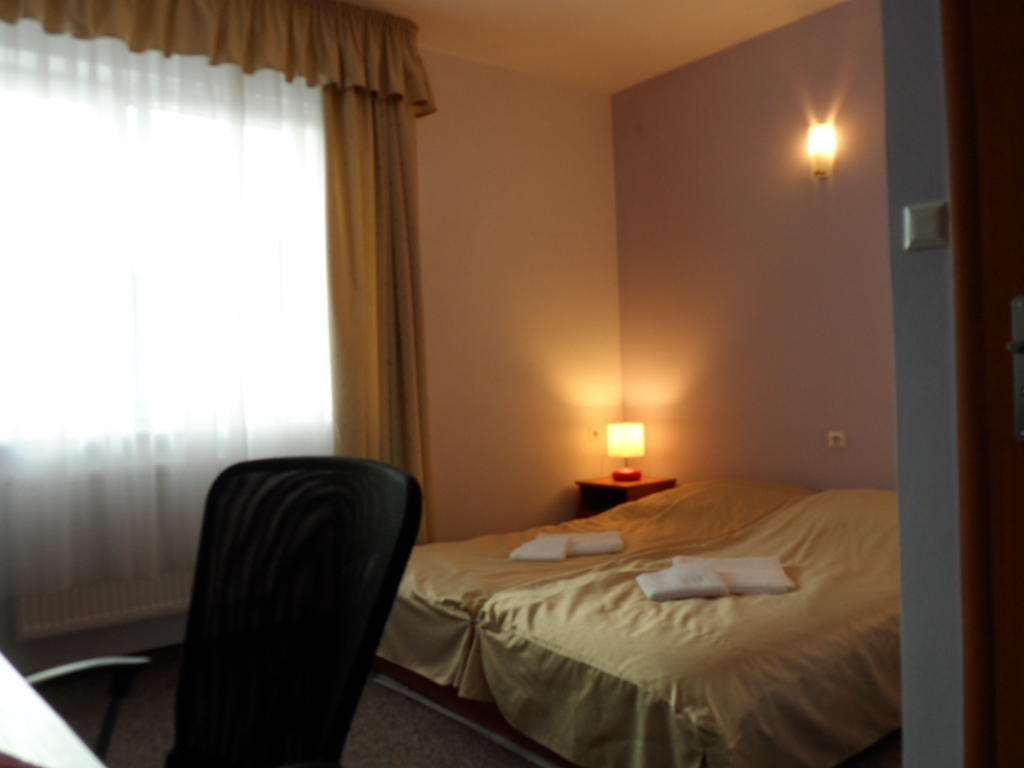 Hotelik Gold Raszyn Bilik gambar
